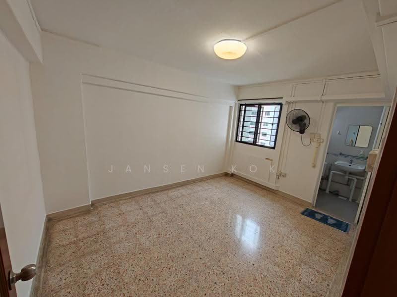 638 Ang Mo Kio Avenue 6, 638 Ang Mo Kio Avenue 6, Ang Mo Kio / Bishan / Thomson, 3 Bedrooms, 980 sqft, HDB Flat For Sale, by Jansen Kok, 500295224 - Master Bedroom - PropertyGuru.com.sg