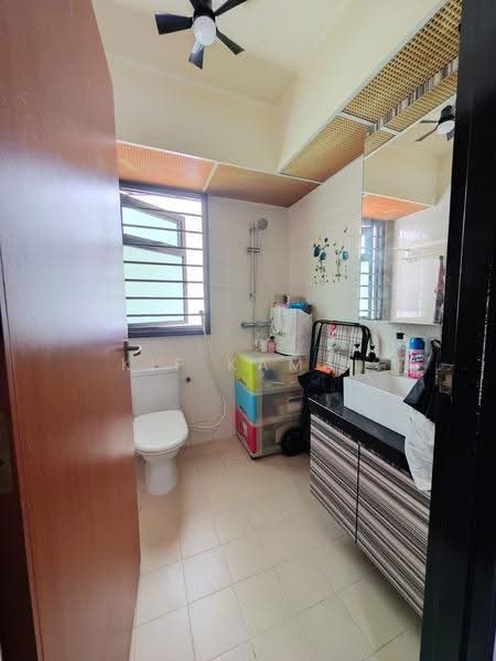 365D Upper Serangoon Road, 365D Upper Serangoon Road, Hougang / Punggol / Sengkang, 2 Bedrooms, 721 sqft, HDB Flat For Sale, by Kif Kamal, 500295269 - Bathroom - PropertyGuru.com.sg