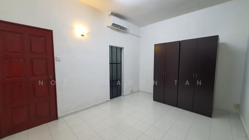 Sembawang Springs Estate, Jalan Salang, Sembawang / Yishun, 4 Bedrooms, 1,106 sqft, Semi-Detached House For Rent, by Noel DRAGON Tan, 500295342 - Master bedroom - PropertyGuru.com.sg
