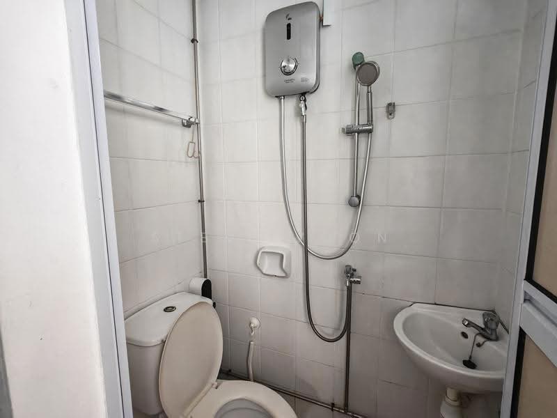 Central Grove, 3 Geylang East Avenue 1, Eunos / Geylang / Paya Lebar, Room Rental, 200 sqft, Condominium For Rent, by Steve Voon, 500295357 - Bathroom - PropertyGuru.com.sg