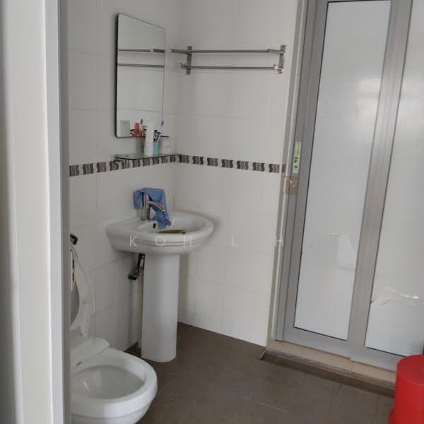 372 Jurong East Street 32, 372 Jurong East Street 32, Boon Lay / Jurong / Tuas, 1 Bedroom, 473 sqft, HDB Flat For Sale, by Koh L H, 500295406 - Bathroom - PropertyGuru.com.sg