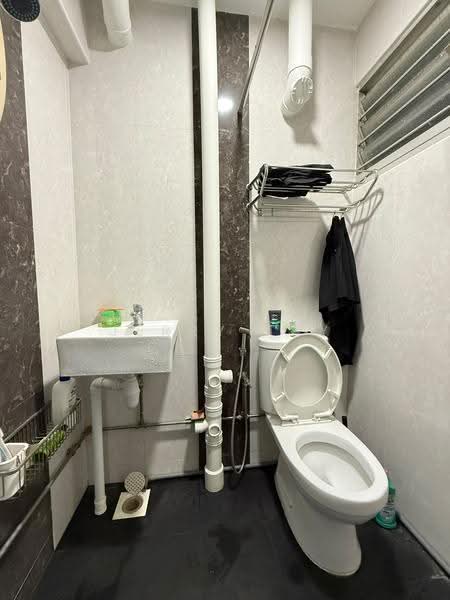 315 Clementi Avenue 4, 315 Clementi Avenue 4, Buona Vista / West Coast / Clementi New Town, 3 Bedrooms, 980 sqft, HDB Flat For Sale, by Jerry Tay, 500295419 - Master Bathroom - PropertyGuru.com.sg