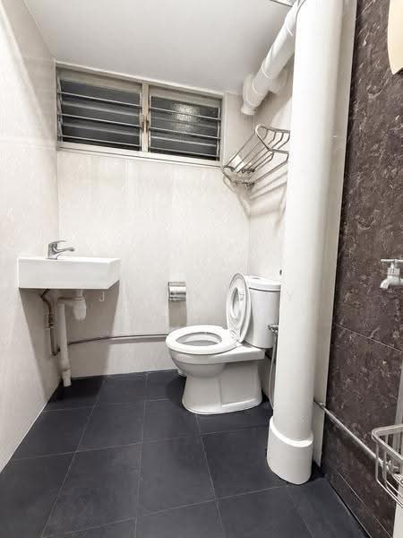 315 Clementi Avenue 4, 315 Clementi Avenue 4, Buona Vista / West Coast / Clementi New Town, 3 Bedrooms, 980 sqft, HDB Flat For Sale, by Jerry Tay, 500295419 - Common Bathroom - PropertyGuru.com.sg