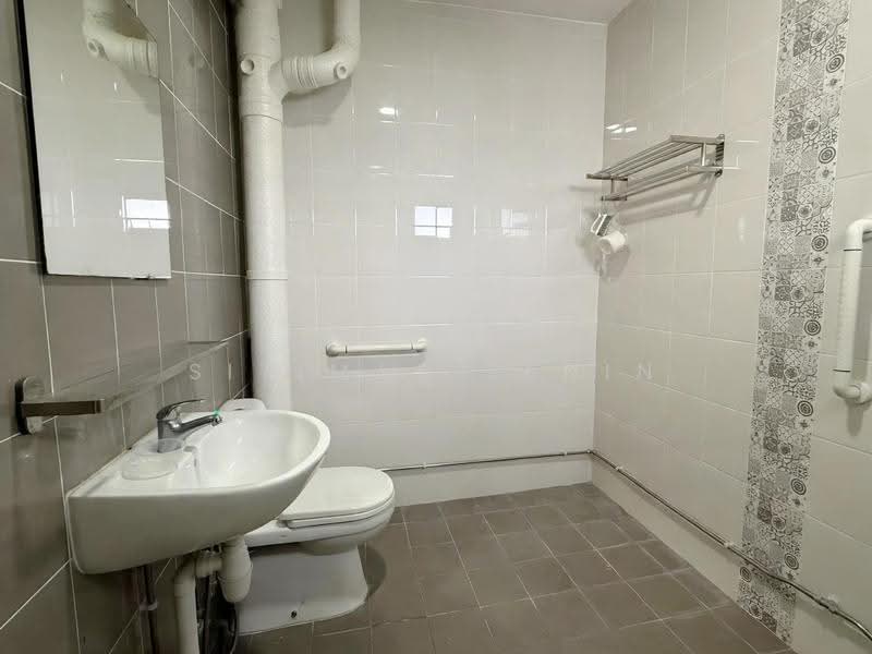 124 Tampines Street 11, 124 Tampines Street 11, Pasir Ris / Tampines, 4 Bedrooms, 1,570 sqft, HDB Flat For Sale, by Sitimas Senin, 500295423 - Bathroom - PropertyGuru.com.sg
