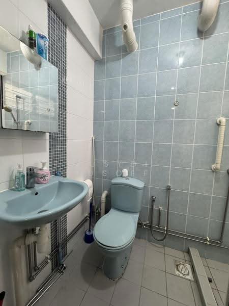 211 Tampines Street 23, 211 Tampines Street 23, Pasir Ris / Tampines, 2 Bedrooms, 742 sqft, HDB Flat For Sale, by Rusydi Yusoff, 500295487 - Bathroom - PropertyGuru.com.sg