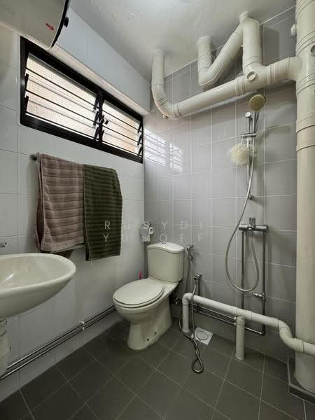 211 Tampines Street 23, 211 Tampines Street 23, Pasir Ris / Tampines, 2 Bedrooms, 742 sqft, HDB Flat For Sale, by Rusydi Yusoff, 500295487 - Bathroom - PropertyGuru.com.sg