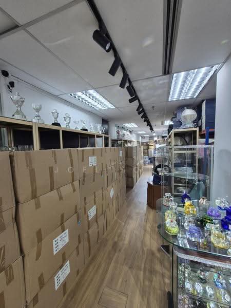 fitted condition unit with own toilet;, showroom office store (fitted condition)!, Macpherson / Potong Pasir, 3,940 sqft, Light Industrial (B1) For Rent, by Joel Yong, 500295637 - CommercialGuru.com.sg