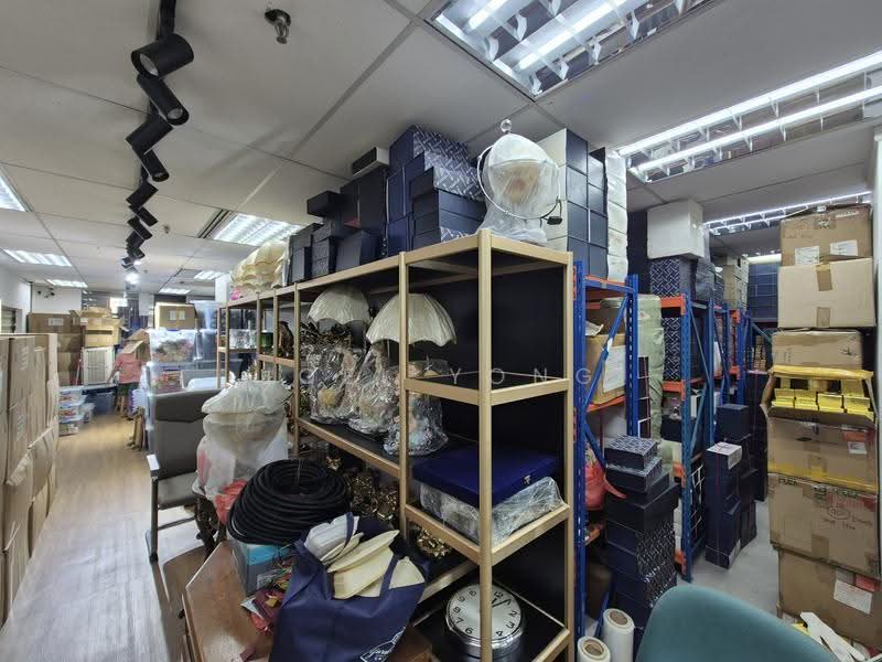fitted condition unit with own toilet;, showroom office store (fitted condition)!, Macpherson / Potong Pasir, 3,940 sqft, Light Industrial (B1) For Rent, by Joel Yong, 500295637 - CommercialGuru.com.sg