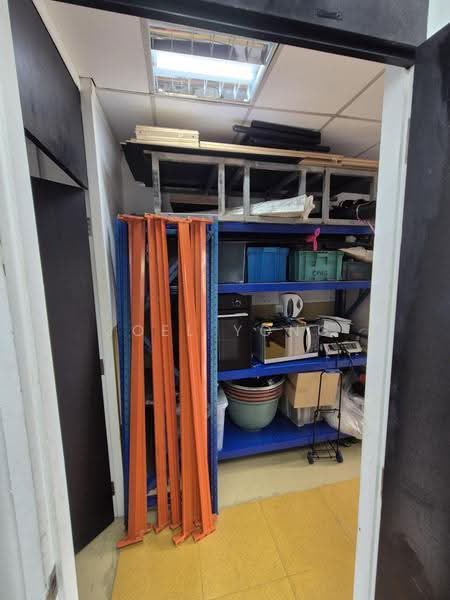 fitted condition unit with own toilet;, showroom office store (fitted condition)!, Macpherson / Potong Pasir, 3,940 sqft, Light Industrial (B1) For Rent, by Joel Yong, 500295637 - CommercialGuru.com.sg