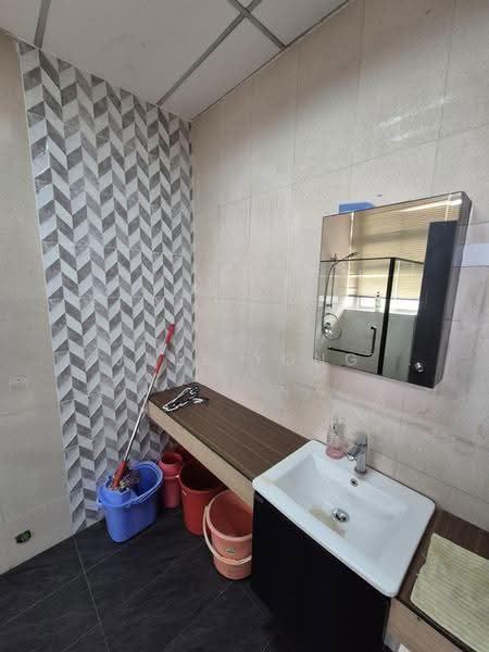 fitted condition unit with own toilet;, showroom office store (fitted condition)!, Macpherson / Potong Pasir, 3,940 sqft, Light Industrial (B1) For Rent, by Joel Yong, 500295637 - CommercialGuru.com.sg