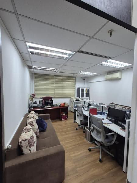 fitted condition unit with own toilet;, showroom office store (fitted condition)!, Macpherson / Potong Pasir, 3,940 sqft, Light Industrial (B1) For Rent, by Joel Yong, 500295637 - CommercialGuru.com.sg