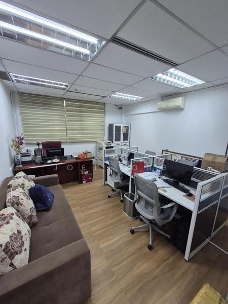 fitted condition unit with own toilet;, showroom office store (fitted condition)!, Macpherson / Potong Pasir, 3,940 sqft, Light Industrial (B1) For Rent, by Joel Yong, 500295637 - CommercialGuru.com.sg