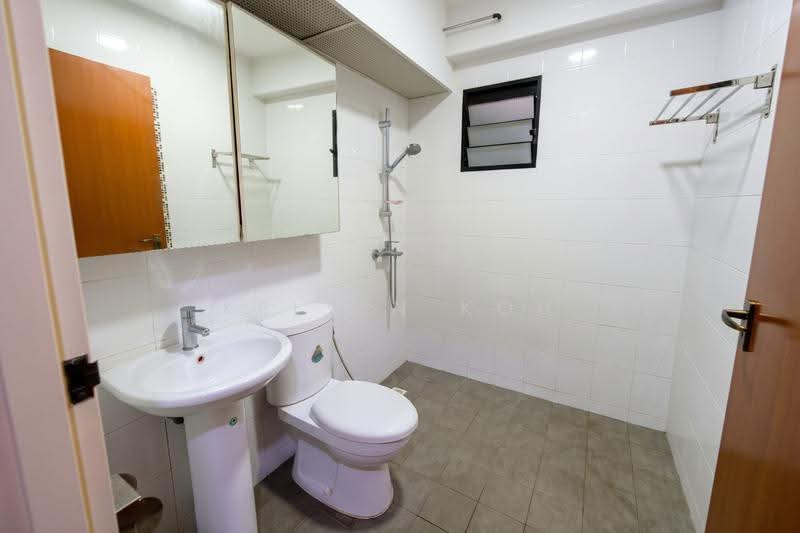 266C Punggol Way, 266C Punggol Way, Hougang / Punggol / Sengkang, 3 Bedrooms, 990 sqft, HDB Flat For Sale, by Kelvin Koh, 500295739 - Common Bathroom - PropertyGuru.com.sg