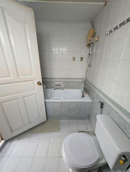 Monarchy Apartments, 51 Mandalay Road, Newton / Novena, Room Rental, 200 sqft, Apartment For Rent, by Angela Chia, 500295796 - Bathroom - PropertyGuru.com.sg