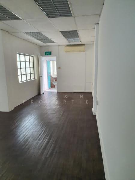 Teck Lim Road, Teck Lim Road, Chinatown / Tanjong Pagar, 736 sqft, Office For Rent, by SERENA, 500295839 - Bathroom - CommercialGuru.com.sg