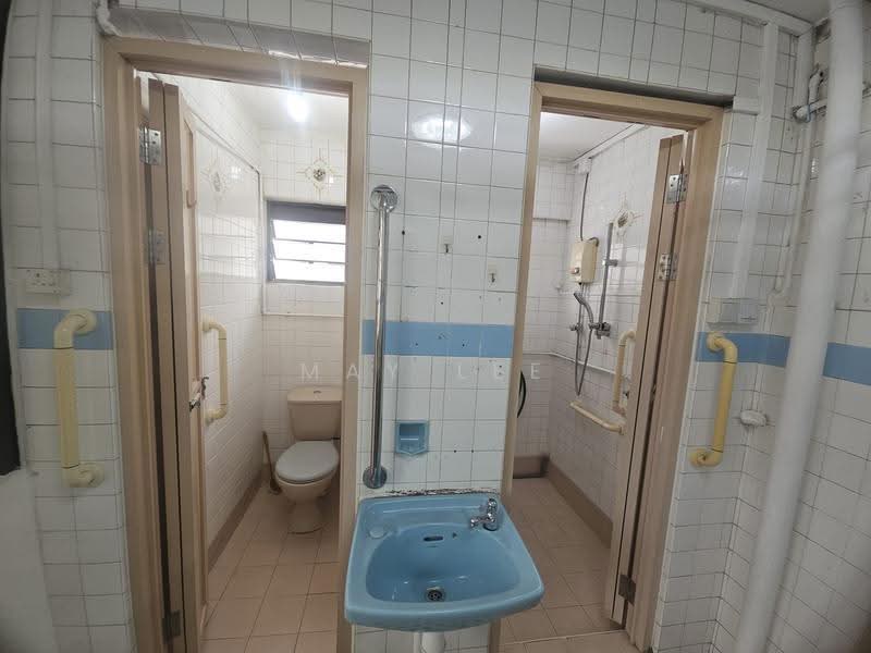 108 Lorong 1 Toa Payoh, 108 Lorong 1 Toa Payoh, Balestier / Toa Payoh, 2 Bedrooms, 710 sqft, HDB Flat For Sale, by May Lee, 500295878 - Bathroom - PropertyGuru.com.sg