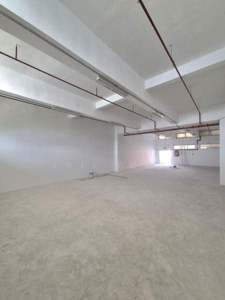 unit with watersource; near goods lift!, 3 phase 60 amps; suits sTore production workshops!, Macpherson / Potong Pasir, 1,700 sqft, Light Industrial (B1) For Rent, by Joel Yong, 500295950 - CommercialGuru.com.sg