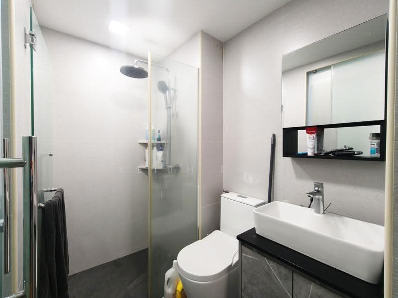 Common / Junior Master Bathroom