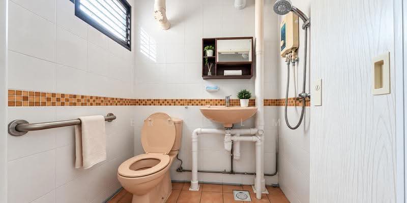 714 Clementi West Street 2, 714 Clementi West Street 2, Buona Vista / West Coast / Clementi New Town, 2 Bedrooms, 721 sqft, HDB Flat For Sale, by Jerome Lim, 500296029 - Bathroom - PropertyGuru.com.sg