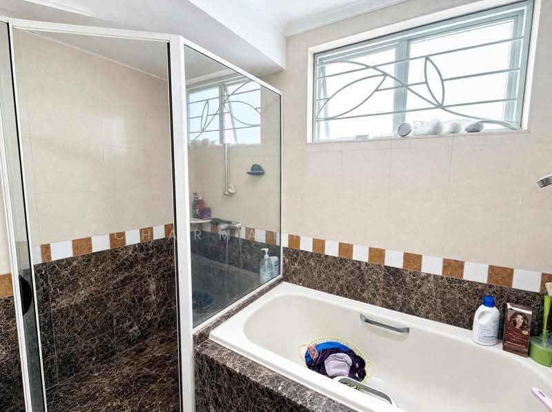 Guilin View, 20 Bukit Batok Street 52, Dairy Farm / Bukit Panjang / Choa Chu Kang, 3 Bedrooms, 1,259 sqft, Condominium For Rent, by Charmaine Lim, 500296033 - Bathroom - PropertyGuru.com.sg