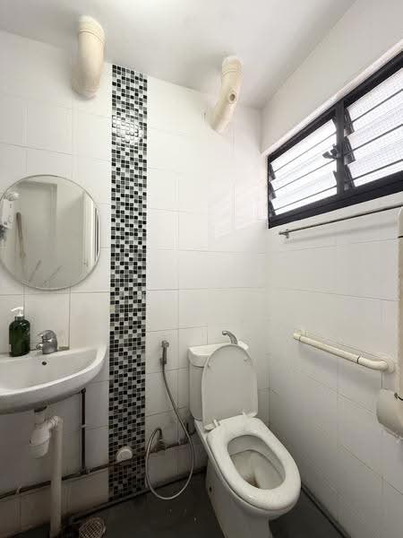 511 Hougang Avenue 10, 511 Hougang Avenue 10, Hougang / Punggol / Sengkang, 2 Bedrooms, 689 sqft, HDB Flat For Sale, by Jerra Soh, 500296059 - Master Bathroom - PropertyGuru.com.sg