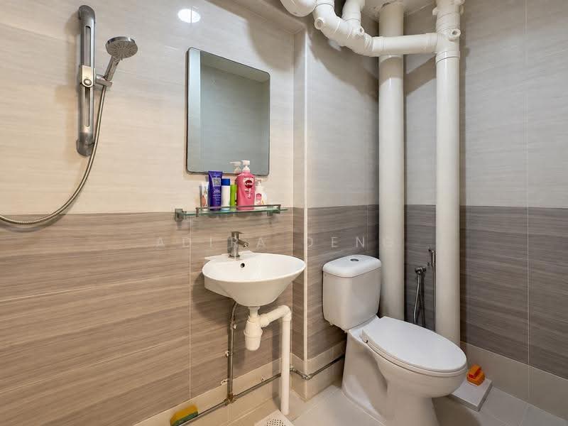289 Choa Chu Kang Avenue 3, 289 Choa Chu Kang Avenue 3, Dairy Farm / Bukit Panjang / Choa Chu Kang, 3 Bedrooms, 1,119 sqft, HDB Flat For Sale, by Adira Deng, 500296067 - Common Bathroom - PropertyGuru.com.sg