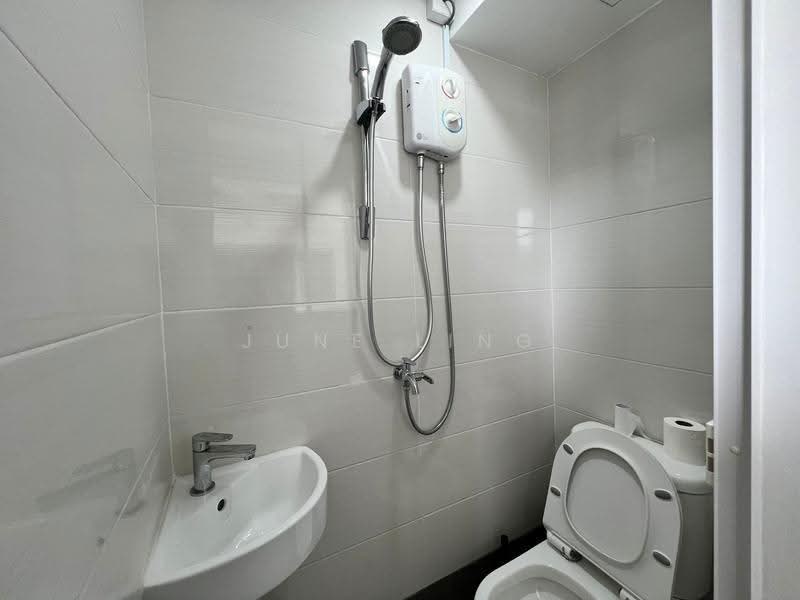 Aquarius By The Park, 17 Bedok Reservoir View, Bedok / Upper East Coast, Room Rental, 100 sqft, Condominium For Rent, by June Ling, 500296088 - Bathroom - PropertyGuru.com.sg