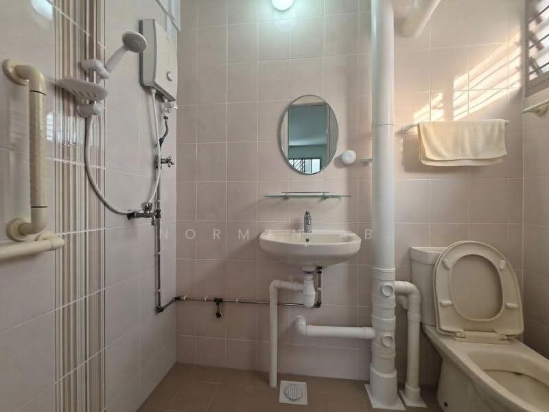 230 Jurong East Street 21, 230 Jurong East Street 21, Boon Lay / Jurong / Tuas, 3 Bedrooms, 1,292 sqft, HDB Flat For Rent, by Norman AB, 500296119 - Bathroom - PropertyGuru.com.sg