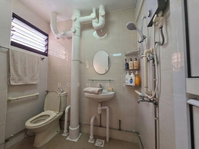 230 Jurong East Street 21, 230 Jurong East Street 21, Boon Lay / Jurong / Tuas, 3 Bedrooms, 1,292 sqft, HDB Flat For Rent, by Norman AB, 500296119 - Bathroom - PropertyGuru.com.sg