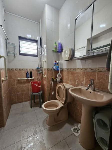 462 Clementi Avenue 3, 462 Clementi Avenue 3, Buona Vista / West Coast / Clementi New Town, Room Rental, 120 sqft, HDB Flat For Rent, by Joseph Kim, 500296129 - Bathroom - PropertyGuru.com.sg