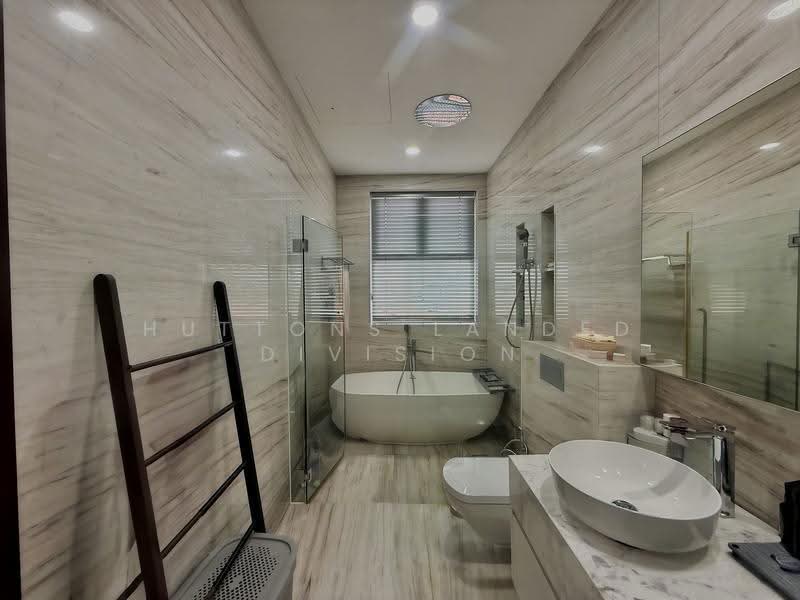 Renovated East Coast Frankel 3.5 Sty SemiD Lift/Pool Within 1km Tao Nan, East Coast / Marine Parade, 6 Bedrooms, 7,346 sqft, Semi-Detached House For Sale, by Jack Luo, 500296161 - Bathroom - PropertyGuru.com.sg