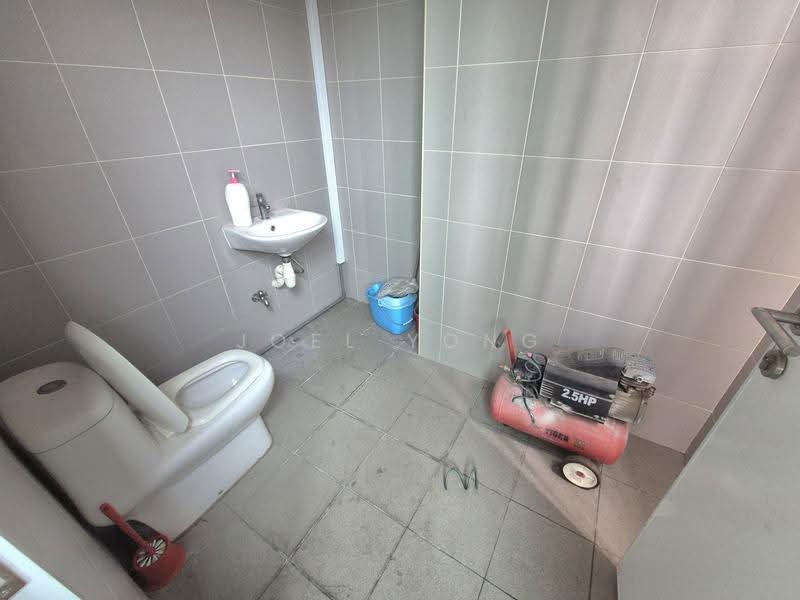 b2, ramp up, corner unit, 2 sides worth of glass windows!, ramp up, corner unit, good naTural light! (Tampines)!, Pasir Ris / Tampines, 2,282 sqft, Factory / Workshop (B2) For Rent, by Joel Yong, 500296222 - CommercialGuru.com.sg