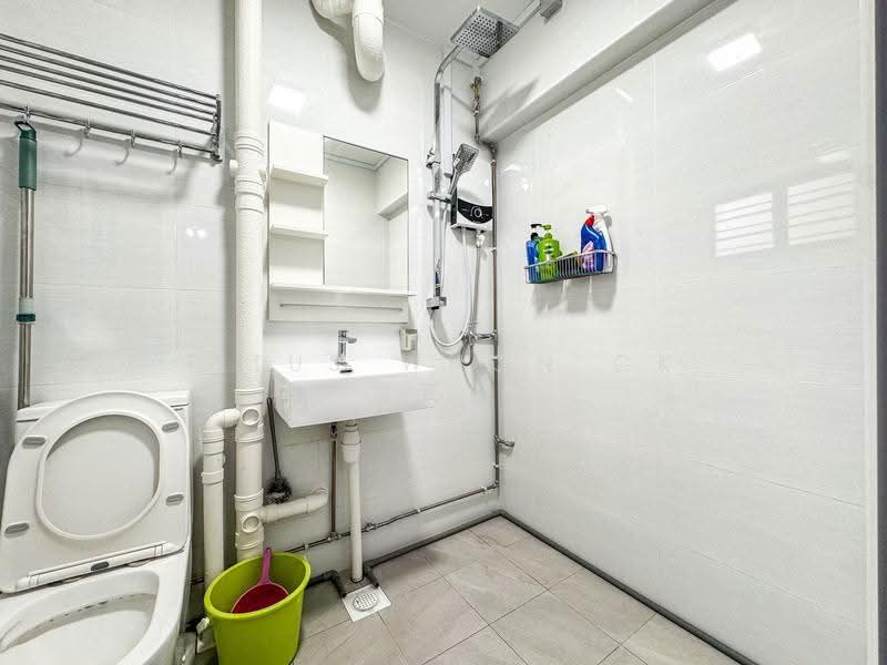427 Pasir Ris Drive 6, 427 Pasir Ris Drive 6, Pasir Ris / Tampines, 3 Bedrooms, 904 sqft, HDB Flat For Rent, by Titus Whon CK 温正康, 500296260 - Bathroom - PropertyGuru.com.sg