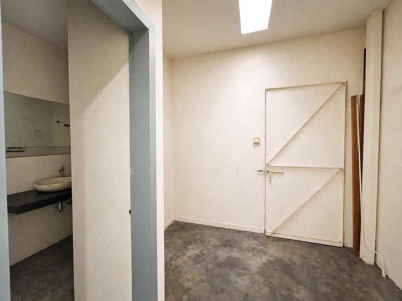Rangoon Road Retail / F&B Space, 217 Rangoon Road, Farrer Park / Serangoon Rd, 2,205 sqft, Food & Beverage For Rent, by Kai Chen, 500296281 - Bathroom - CommercialGuru.com.sg