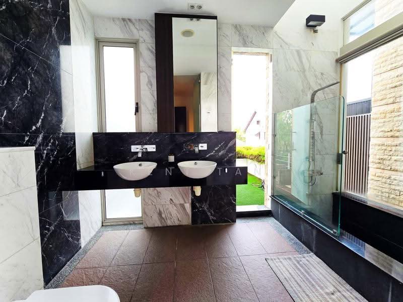 Stunning 2.5 sty Semi-D in Prime Serangoon Garden!, Serangoon Garden Estate, Hougang / Punggol / Sengkang, 5 Bedrooms, 5,690 sqft, Semi-Detached House For Sale, by Kent Tan, 500296286 - Bathroom - PropertyGuru.com.sg
