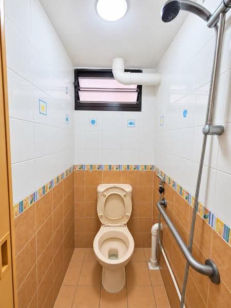 68 Geylang Bahru, 68 Geylang Bahru, Balestier / Toa Payoh, 2 Bedrooms, 678 sqft, HDB Flat For Sale, by Delvin Ong, 500296300 - Bathroom - PropertyGuru.com.sg