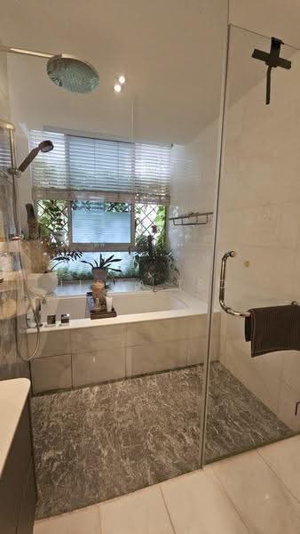 OLA Residences @ Mountbatten, 839 Mountbatten Road, East Coast / Marine Parade, 3 Bedrooms, 1,916 sqft, Condominium For Rent, by Lissa Teo, 500296371 - Master Bathroom with long bath - PropertyGuru.com.sg