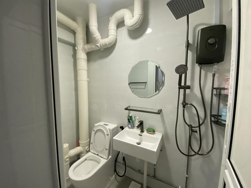 127 Pasir Ris Street 11, 127 Pasir Ris Street 11, Pasir Ris / Tampines, 3 Bedrooms, 1,130 sqft, HDB Flat For Sale, by Eugene Lim, 500296451 - Bathroom - PropertyGuru.com.sg