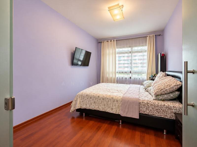 Master Bedroom (was common room)
