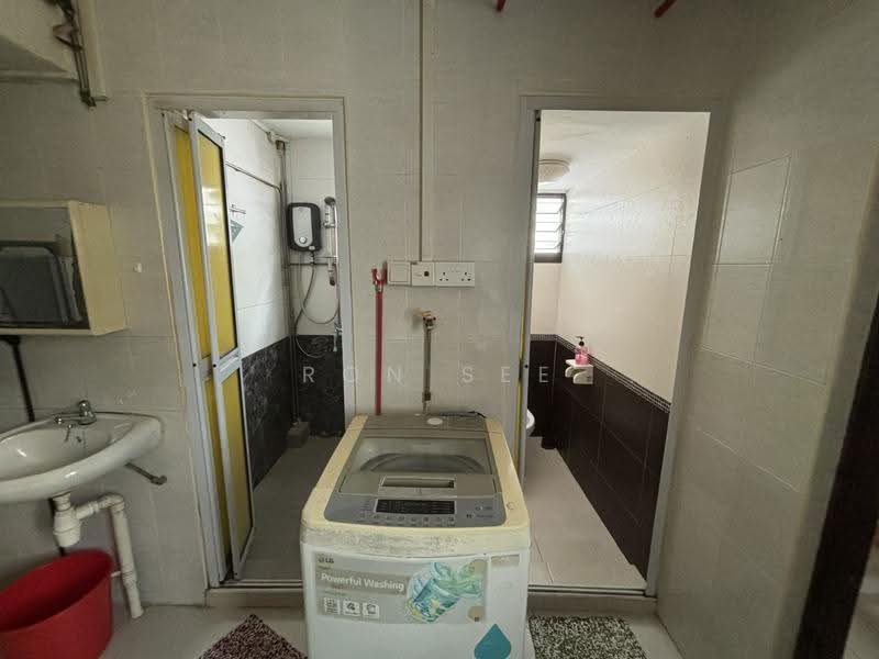 131 Jalan Bukit Merah, 131 Jalan Bukit Merah, Alexandra / Commonwealth, 2 Bedrooms, 700 sqft, HDB Flat For Sale, by Ron See, 500296514 - Bathroom - PropertyGuru.com.sg