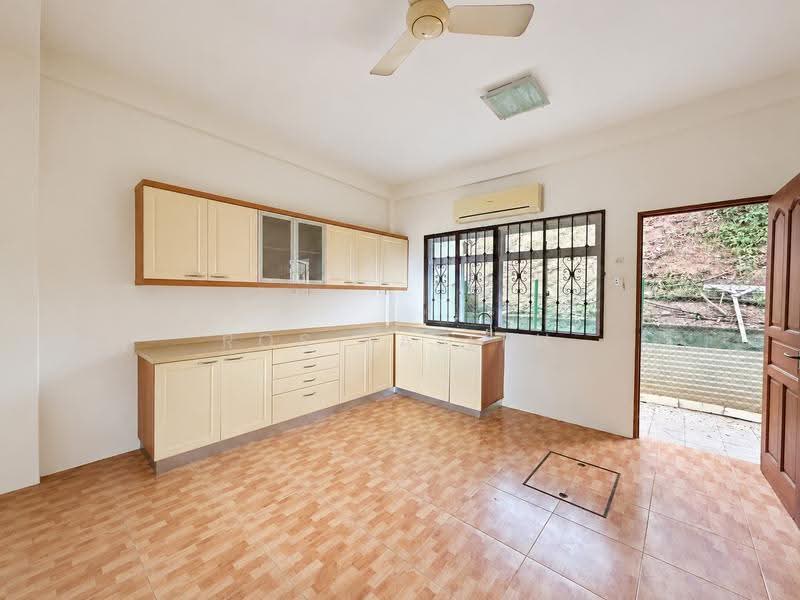 Opera Estate, Jalan Bangsawan, East Coast / Marine Parade, 4 Bedrooms, 2,200 sqft, Terraced House For Sale, by Ros Salleh, 500296614 - Kitchen - PropertyGuru.com.sg