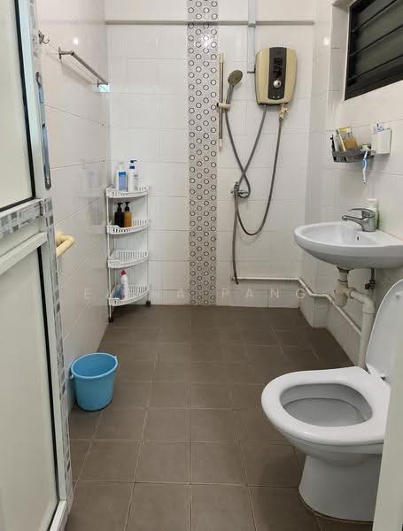 511 Jurong West Street 52, 511 Jurong West Street 52, Boon Lay / Jurong / Tuas, 3 Bedrooms, 1,108 sqft, HDB Flat For Rent, by Elena Pang, 500296678 - Bathroom - PropertyGuru.com.sg
