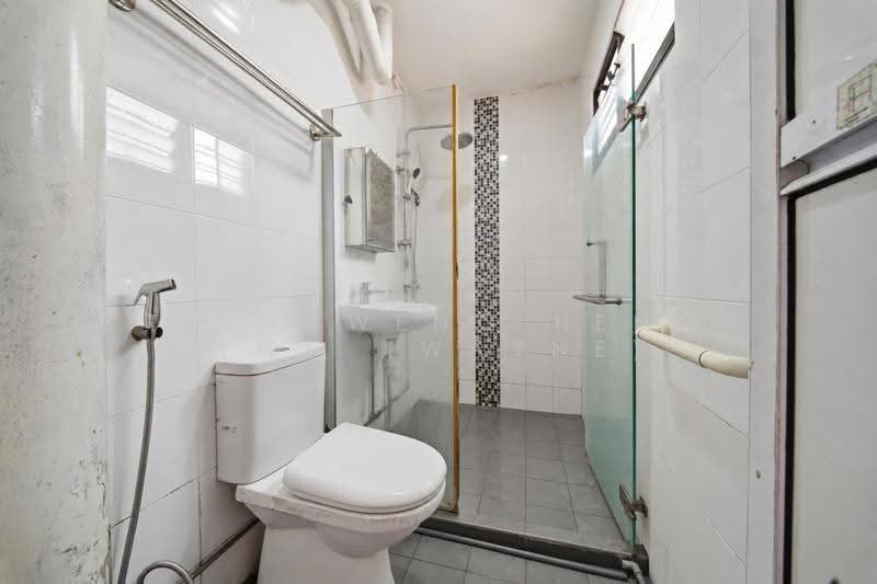 146 Bedok Reservoir Road, 146 Bedok Reservoir Road, Bedok / Upper East Coast, 3 Bedrooms, 1,109 sqft, HDB Flat For Sale, by Thoo Weng Heng 杜咏恒 (Wayne), 500296749 - Bathroom - PropertyGuru.com.sg