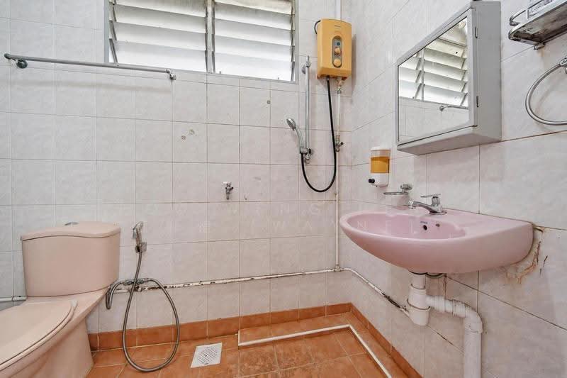 146 Bedok Reservoir Road, 146 Bedok Reservoir Road, Bedok / Upper East Coast, 3 Bedrooms, 1,109 sqft, HDB Flat For Sale, by Thoo Weng Heng 杜咏恒 (Wayne), 500296749 - Jack-and-Jill Bathroom - PropertyGuru.com.sg