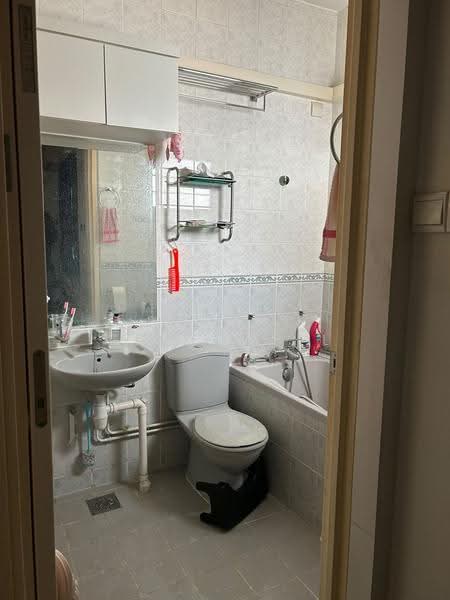 601 Jurong West Street 62, 601 Jurong West Street 62, Boon Lay / Jurong / Tuas, 4 Bedrooms, 1,192 sqft, HDB Flat For Sale, by Darryl Cresswell, 500296752 - Bathroom - PropertyGuru.com.sg