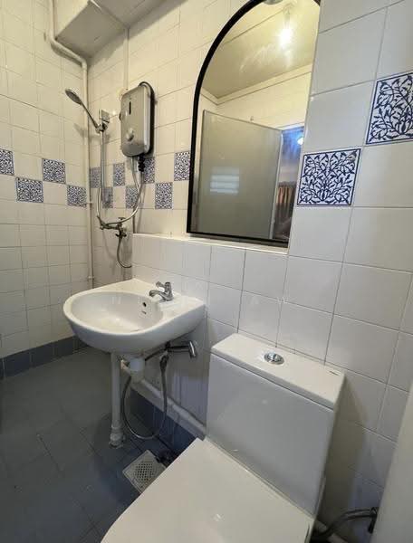 81 Strathmore Avenue, 81 Strathmore Avenue, Alexandra / Commonwealth, 3 Bedrooms, 1,300 sqft, HDB Flat For Rent, by Nigel Aw, 500296847 - Bathroom - PropertyGuru.com.sg