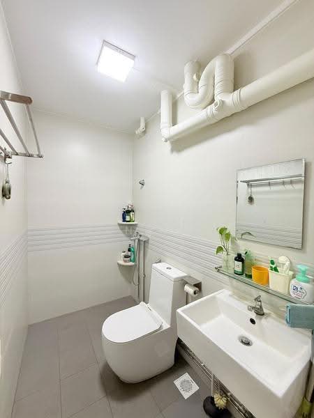 271 Toh Guan Road, 271 Toh Guan Road, Boon Lay / Jurong / Tuas, 3 Bedrooms, 1,076 sqft, HDB Flat For Sale, by Frankie Er, 500296876 - Bathroom - PropertyGuru.com.sg