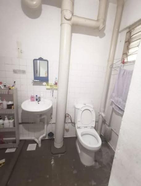 107 Tampines Street 11, 107 Tampines Street 11, Pasir Ris / Tampines, 2 Bedrooms, 600 sqft, HDB Flat For Rent, by Jeffrey Lee, 500296982 - Bathroom - PropertyGuru.com.sg