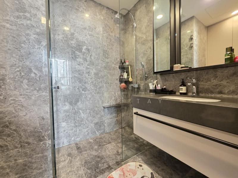 Undervalued 2 bedroom at Holland, Tanglin / Holland / Bukit Timah, 2 Bedrooms, 786 sqft, Condominium For Sale, by Philip Tay, 500297011 - Bathroom - PropertyGuru.com.sg