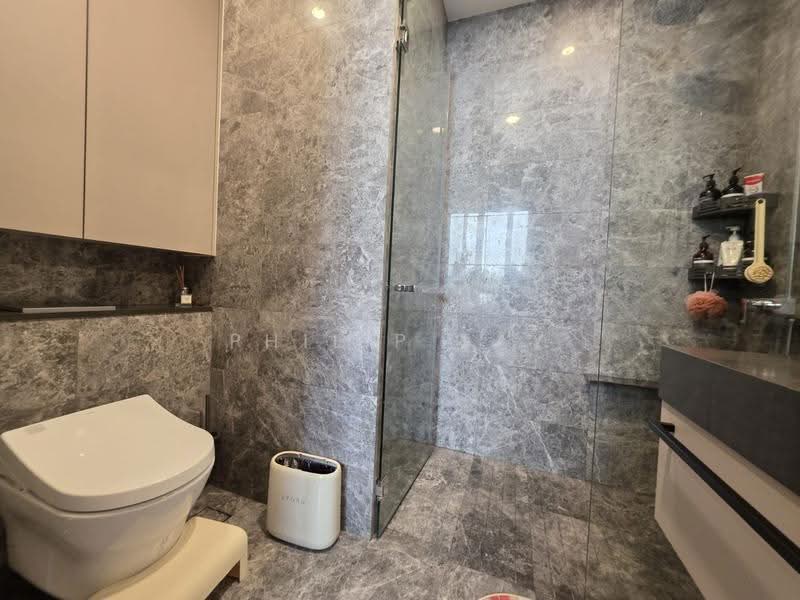Undervalued 2 bedroom at Holland, Tanglin / Holland / Bukit Timah, 2 Bedrooms, 786 sqft, Condominium For Sale, by Philip Tay, 500297011 - Bathroom - PropertyGuru.com.sg
